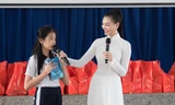 Trần Huyền Nhung nhân ái, thân thiện giao lưu với các em học sinh.