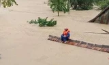 Lũ lớn lịch sử ở Quảng Bình, người dân leo nóc nhà chờ ứng cứu