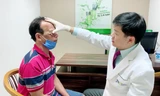Cứu sống đôi mắt bị vùi lấp vì khối u chảy xệ đỏ tươi