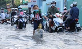 Người dân TPHCM chật vật đến nơi làm việc vì triều cường dâng cao