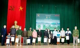 Tập đoàn Việt Mỹ tặng quà đồng bào nghèo tại huyện Lương Sơn Hòa Bình