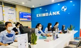 Hiện nay, tại tất cả các quầy giao dịch của Eximbank, các nhân viên đã triển khai trang bị khẩu trang y tế, dung dịch rửa tay diệt khuẩn cho khách hàng khi đến giao dịch