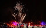 Trung tâm mới rực sáng pháo hoa và nhạc nước đón năm mới
