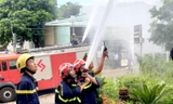 Diễn tập chữa cháy quán karaoke ở phố núi Pleiku