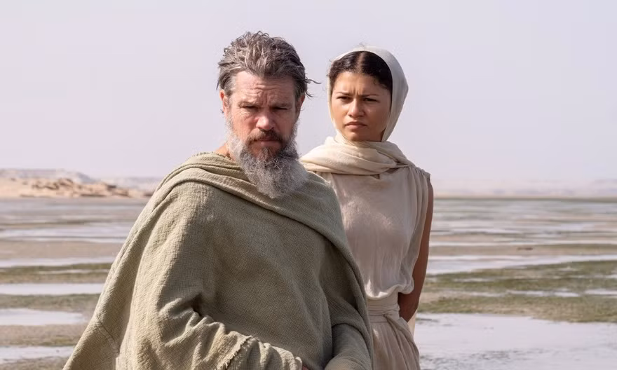 Đồng hành Odysseus già nua trong hành trình về nhà là hiện thân của nữ thần Athena (diễn viên Zendaya) mà chỉ ông nhìn thấy Nguồn: Universal Pictures 