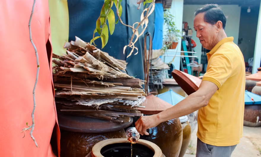 Ông Huỳnh Thiên Huân bên lu mắm vừa chín