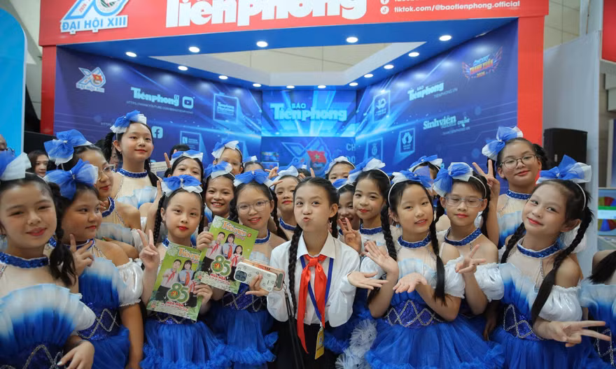 Ca sĩ Ali Thục Phương giữa vòng vây của fan hâm mộ nhí tại Đại hội Đoàn toàn quốc lần thứ XIIIẢnh: HỒNG VĨNH