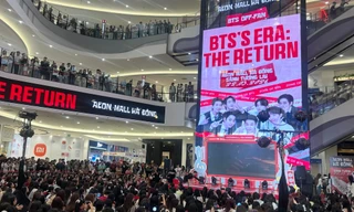 Fan BTS "bao vây" 3 tầng trung tâm thương mại, mang ngay concert đến Hà Nội thôi!