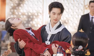 Perfect Crown: "Đại quân" Byeon Woo Seok run rẩy khi bế IU, sự thật là gì?