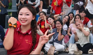 Giới trẻ mang gì đi xem diễu binh: "Hậu phương" các chiến sĩ có phụ kiện độc đáo