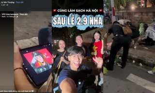 Nhiều người dân, bạn trẻ cùng nhau nán lại thu gom rác sau buổi tổng hợp luyện A80