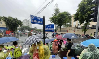 Người dân đội mưa giữ chỗ đẹp xem sơ duyệt diễu binh, diễu hành mừng Quốc khánh 2/9