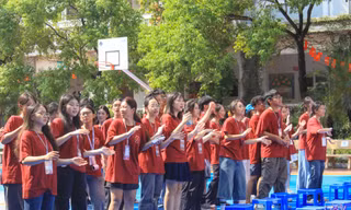 Học sinh Hà Nội tổ chức hội chợ hướng nghiệp giúp "hậu bối" gỡ rối tương lai
