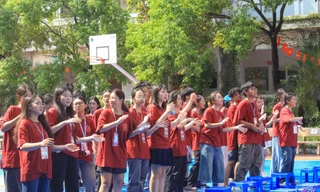 Học sinh Hà Nội tổ chức hội chợ hướng nghiệp giúp "hậu bối" gỡ rối tương lai