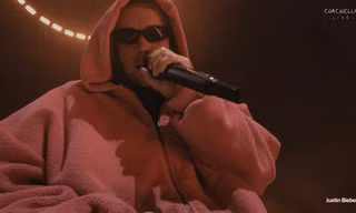 Justin Bieber "mang cả bầu trời thanh xuân trở lại" trên sân khấu Coachella 2026