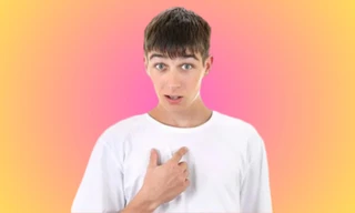 Giải mã bí ẩn về meme gây sốt Tóp Tóp: Chàng trai áo trắng "tự chỉ vào mình"