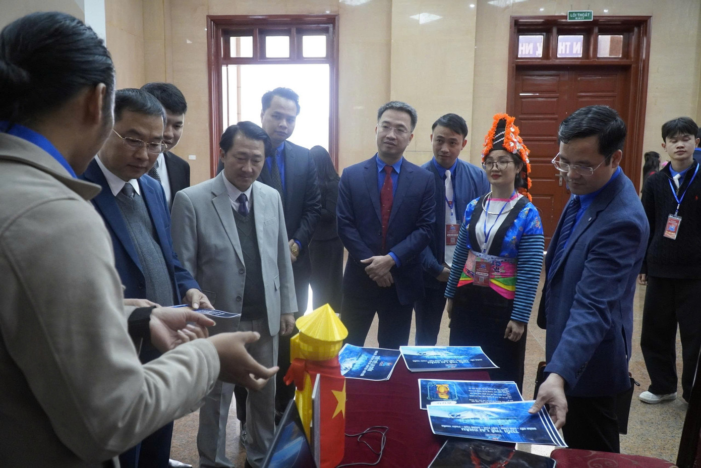 Các đại biểu tham quan gian triển lãm tại đại hội. 19600.jpg