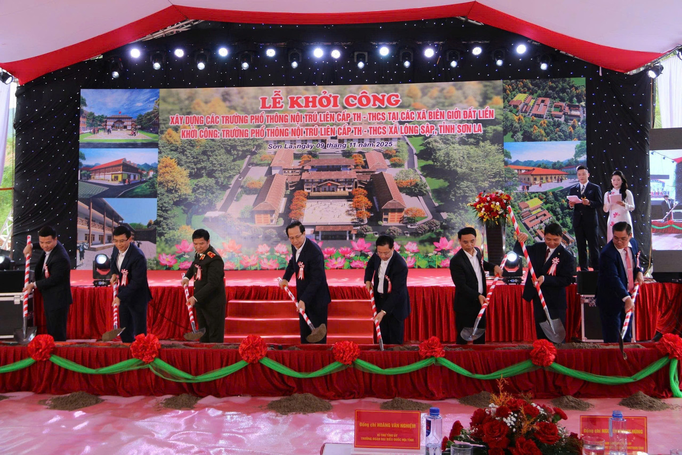 Các đại biểu thực hiện nghi thức khởi công.