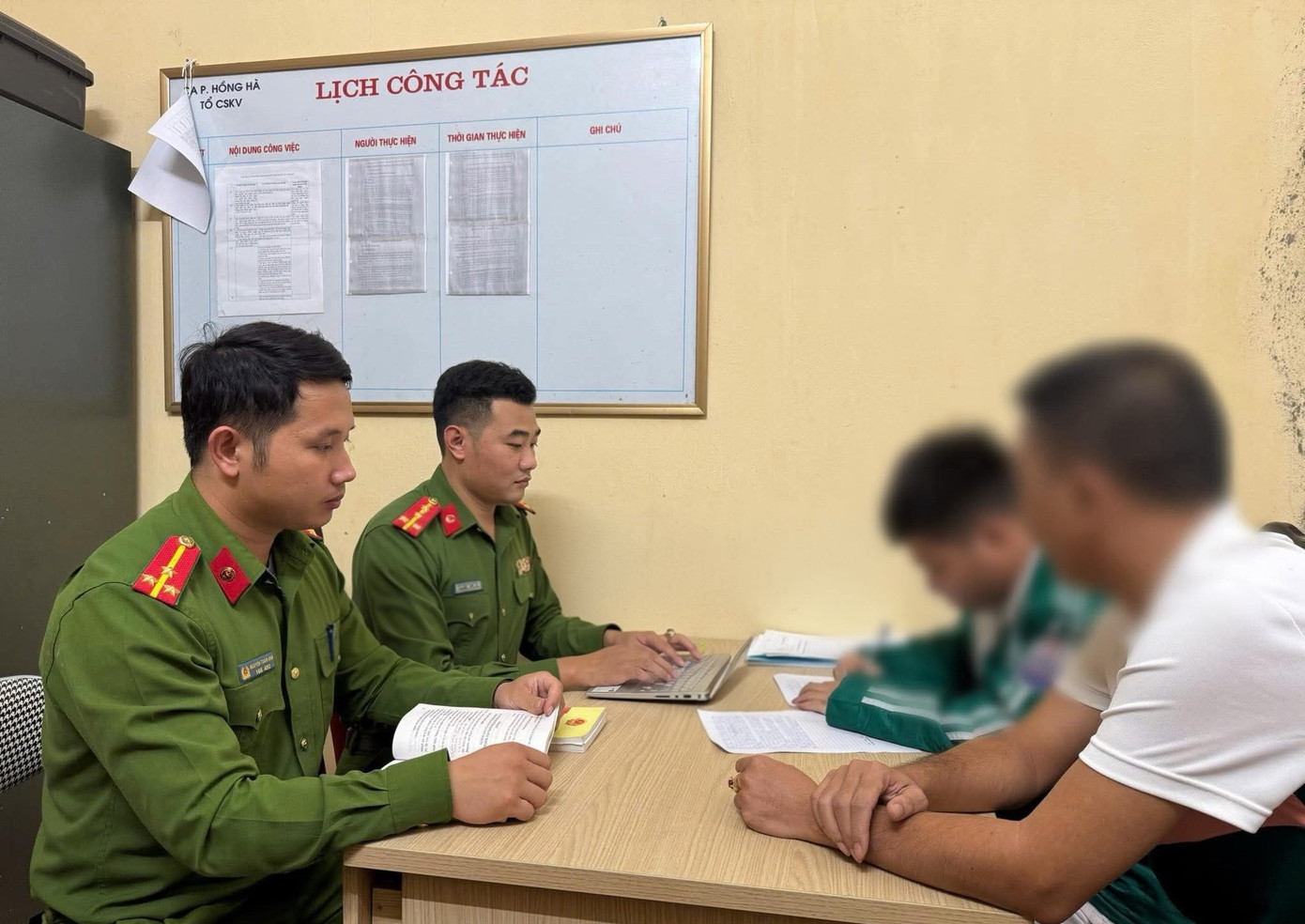 Cơ quan công an làm việc với học sinh V.T.Đ. Ảnh: Công an cung cấp. 15285.jpg