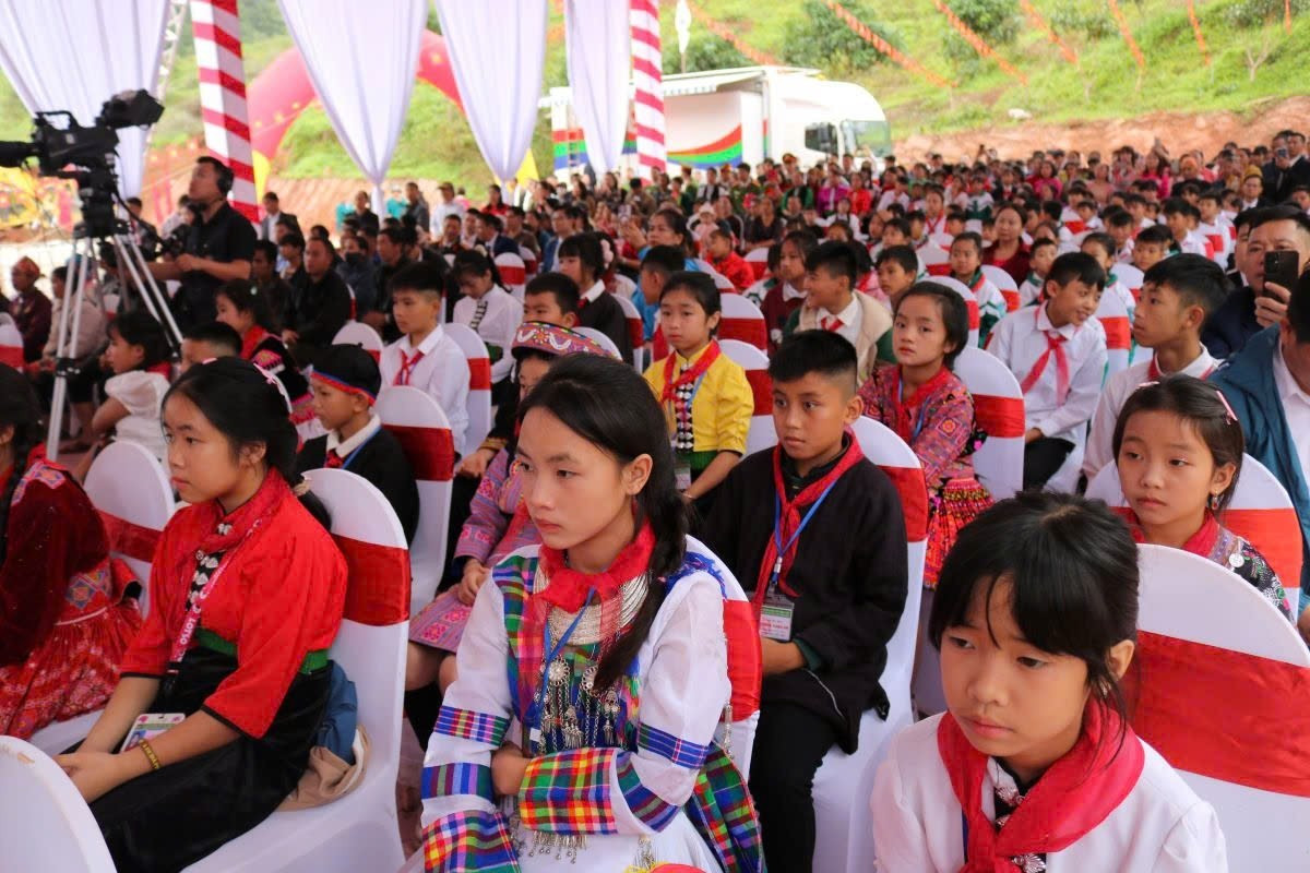 Đông đảo các em học sinh tham dự lễ khởi công tại Sơn La.