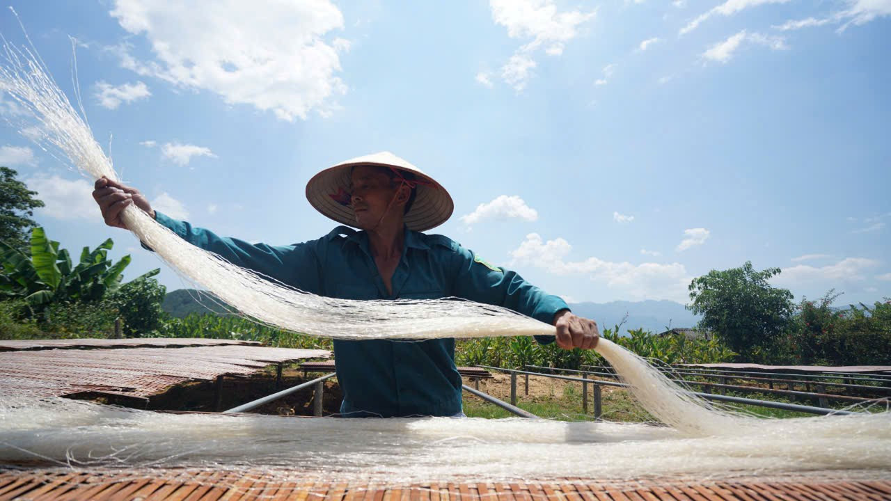 Sản xuất miến dong ở HTX.