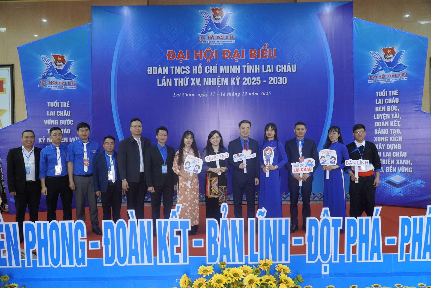 Anh Nguyễn Tường Lâm (thứ 5 từ phải sang) - Bí thư Trung ương Đoàn, Chủ tịch Trung ương Hội Liên hiệp thanh niên Việt Nam tham dự đại hội. 19593.jpg