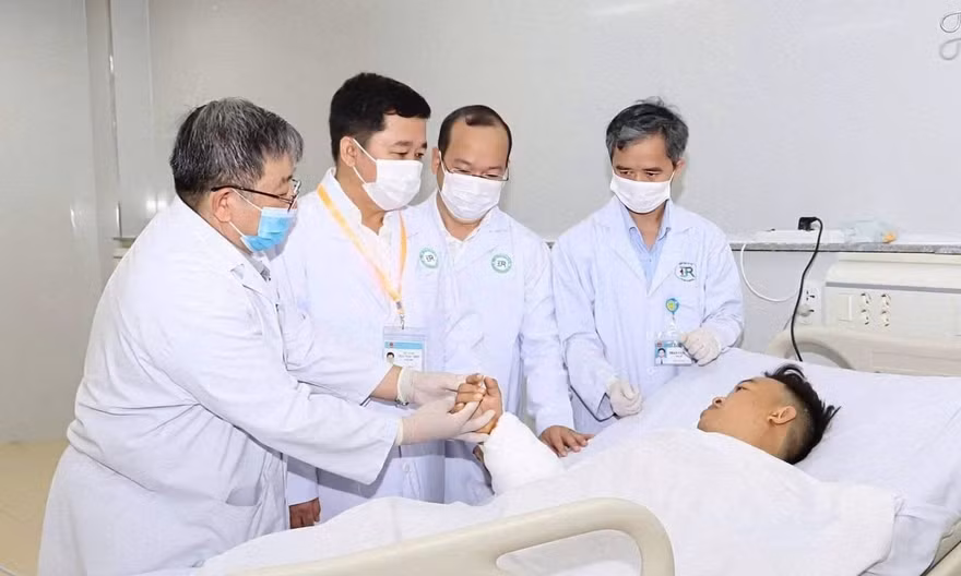 Nối thành công cánh tay đứt lìa cho nạn nhân bị tai nạn lao động