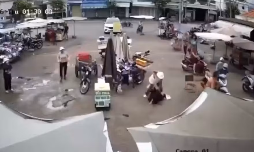 Clip: Người phụ nữ đi chợ bất ngờ bị đâm trọng thương 