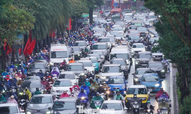 Sáng đầu tuần mưa rét, người Hà Nội 'chôn chân' trên nhiều tuyến đường
