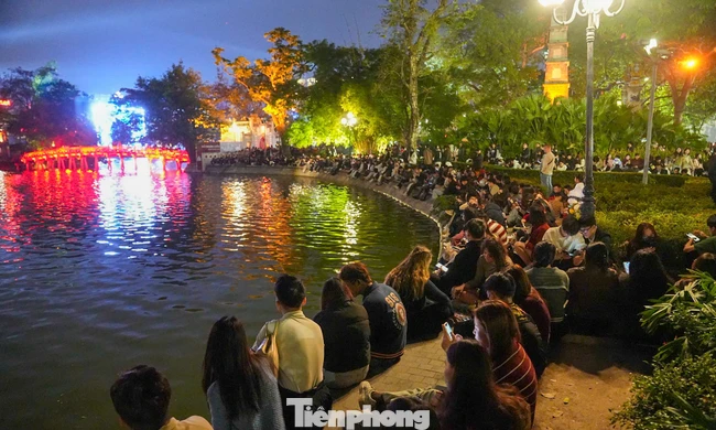 Bạn trẻ mang theo đồ ăn, xếp hàng 'xí chỗ' chờ xem pháo hoa