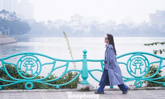 Bầu trời Hà Nội mù sương, không khí se lạnh trong ngày cuối năm 2025