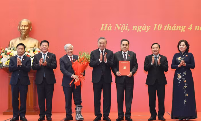 Tổng Bí thư, Chủ tịch nước Tô Lâm trao quyết định của Bộ Chính trị về công tác cán bộ