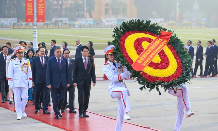 Đại biểu dự Đại hội Đảng lần thứ XIV vào Lăng viếng Chủ tịch Hồ Chí Minh