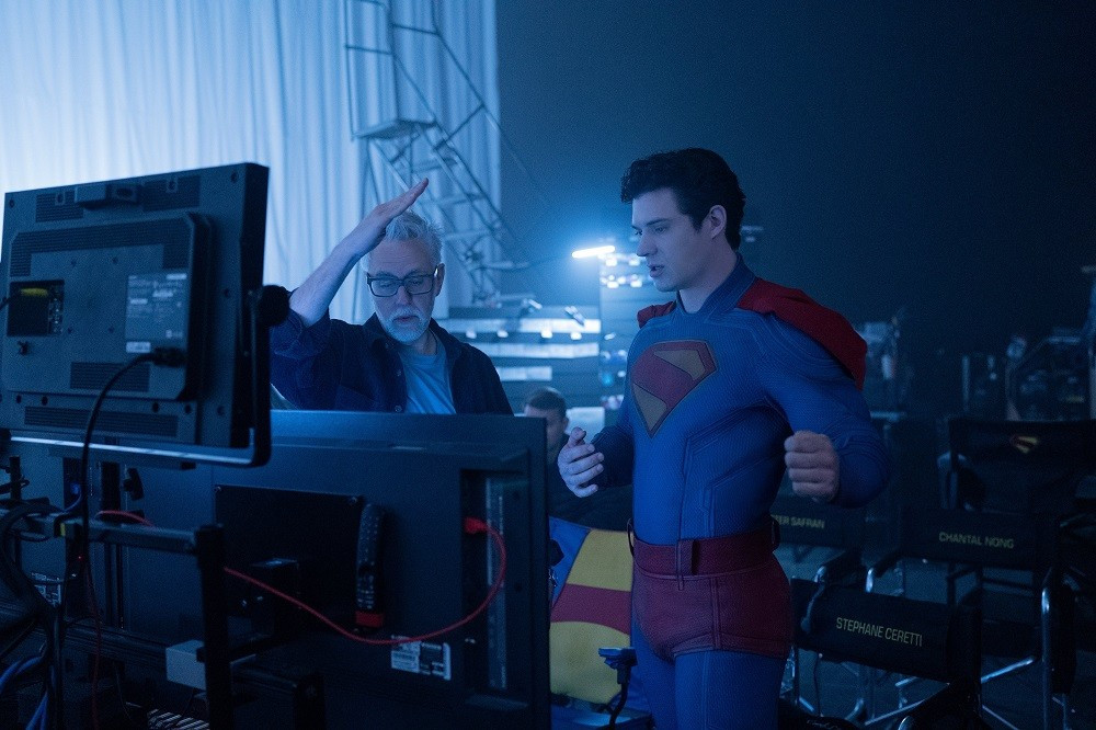 Đạo diễn James Gunn và David Corenswet trên phim trường Superman. superman-35.jpg