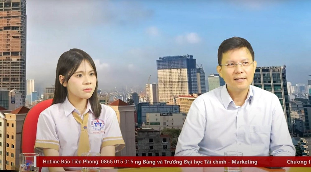 Hồ Hoài Nam (trái) và TS Nguyễn Thế Nam (phải). livestream-4.jpg