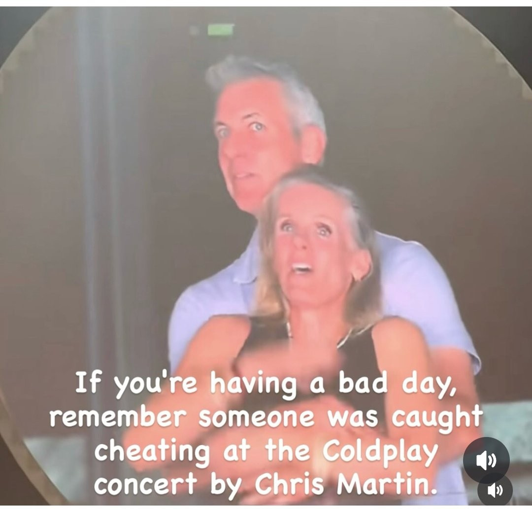 Bị chế meme khắp mọi nơi. coldplay-4.jpg