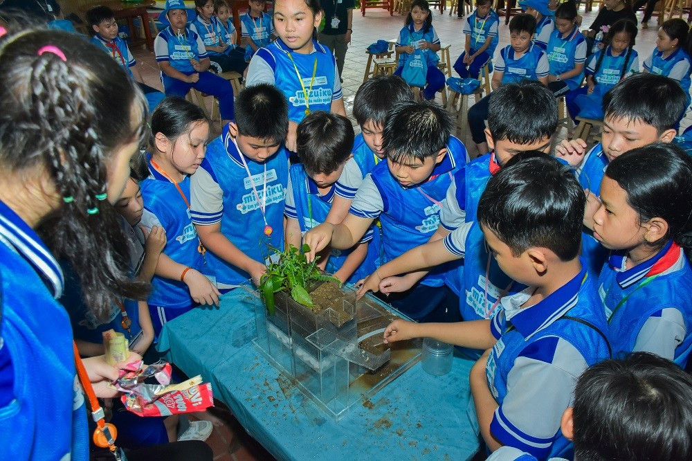 Các em học sinh trải nghiệm hoạt động khám phá thiên nhiên cùng “Mizuiku - Em yêu nước sạch”. cuoc-thi-5.jpg