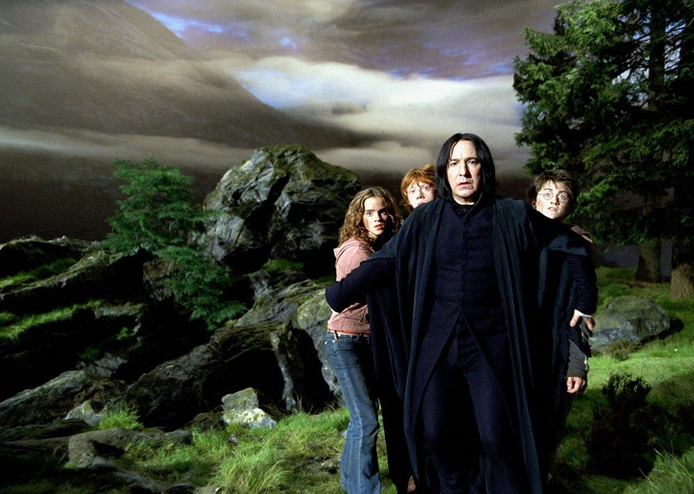 Bắt đầu từ phần phim thứ ba, Harry Potter dần trở nên u tối hơn. harry-potter-4.jpg