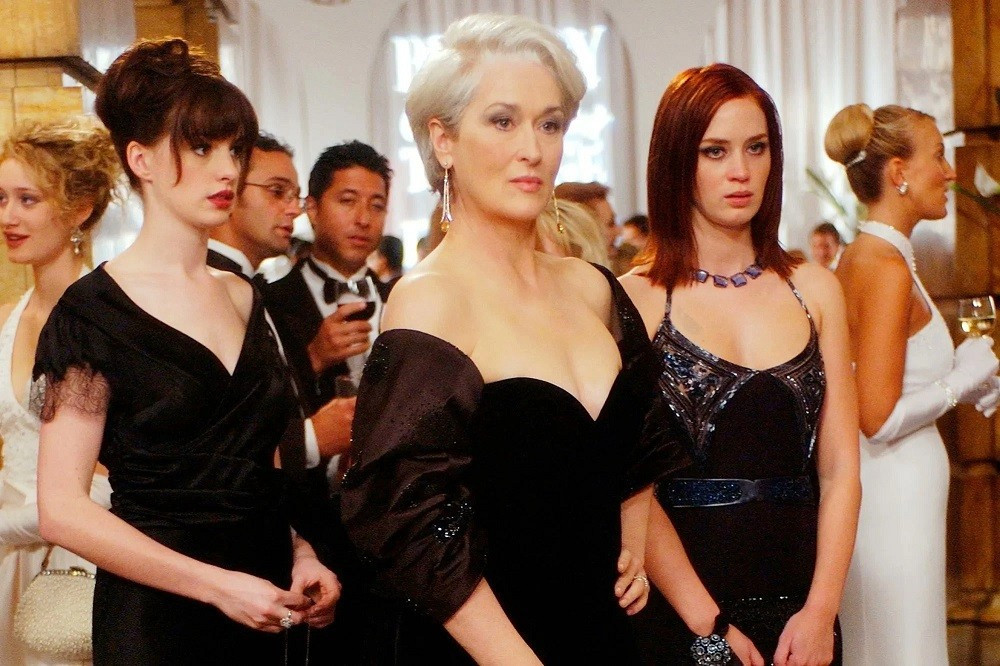 Miranda (giữa) và hai nữ trợ lý thân cận Andy (trái), Emily (phải). the-devil-wears-prada-10.jpg