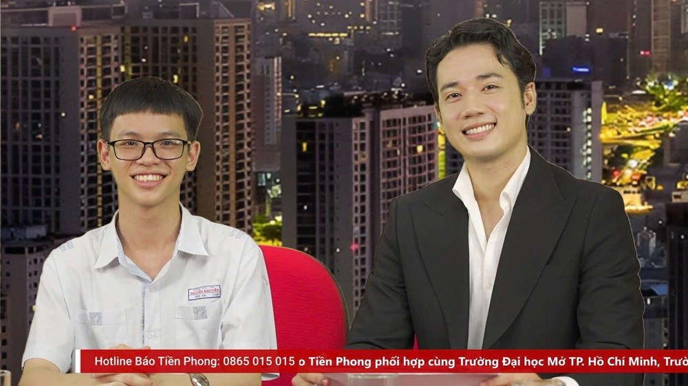 Thủ khoa khối B Trần Đức Tài (trái). livestream-2.jpg