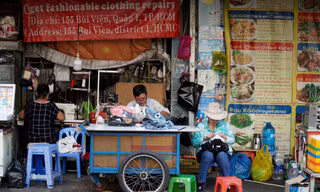 Rời chung cư xuống cấp ở Bùi Viện, dân mở tiệm bên cạnh chờ nhà mới