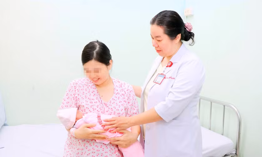 Ba lần lên bàn mổ khi mang thai, người mẹ quyết không bỏ con