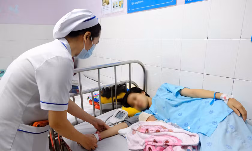 Cứu mẹ con thai phụ bị sốc phản vệ sau khi ăn ốc ở TPHCM