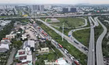 Ngày đầu nghỉ lễ, cửa ngõ phía Đông TP. HCM ùn ứ, xe nối dài lên cao tốc