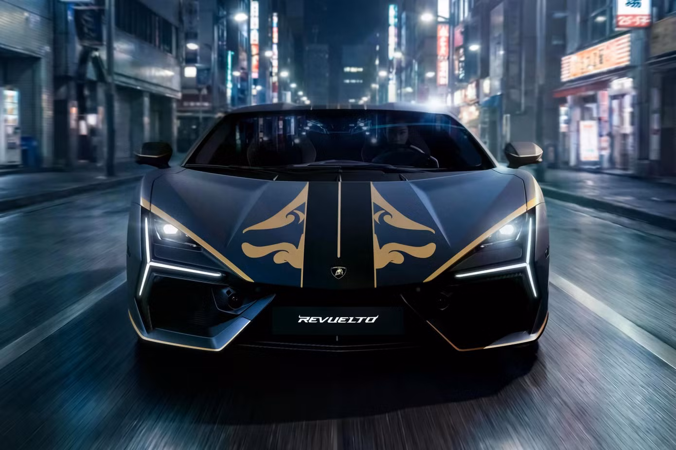 Lamborghini Revuelto Impavido vẫn sử dụng động cơ V12 hút khí tự nhiên dung tích 6.5L, mạnh 825 mã lực. Kết hợp cùng 3 động cơ điện, công suất tổng hợp lên đến 1.015 mã lực.