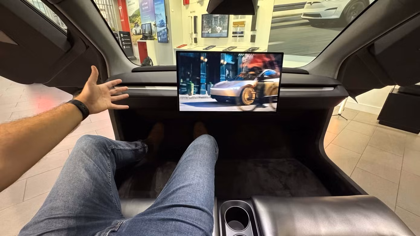 il-tesla-cybercab-visto-dal-vivo.jpg