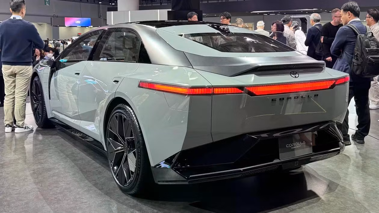 toyota-corolla-concept-rear-3-4-nb9pt9.jpg