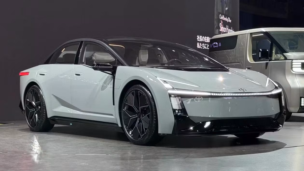 toyota-corolla-concept-front-angled-on-display-dslnlg.jpg