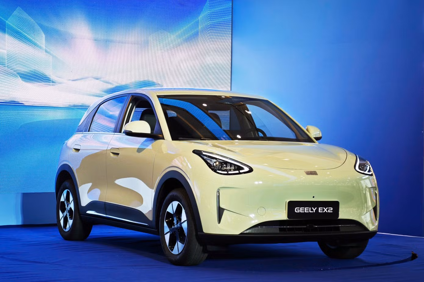 Geely EX2 là mẫu xe ghi nhận doanh số tốt nhất của thương hiệu Trung Quốc tại Việt Nam. Dù chưa công bố doanh số bán trong tháng 9, nhưng với gần 1.300 xe được bán ra sau 8 tháng vẫn đủ để mẫu SUV cỡ nhỏ gánh vác phần lớn lượng xe Geely bán ra tại Việt Nam.
