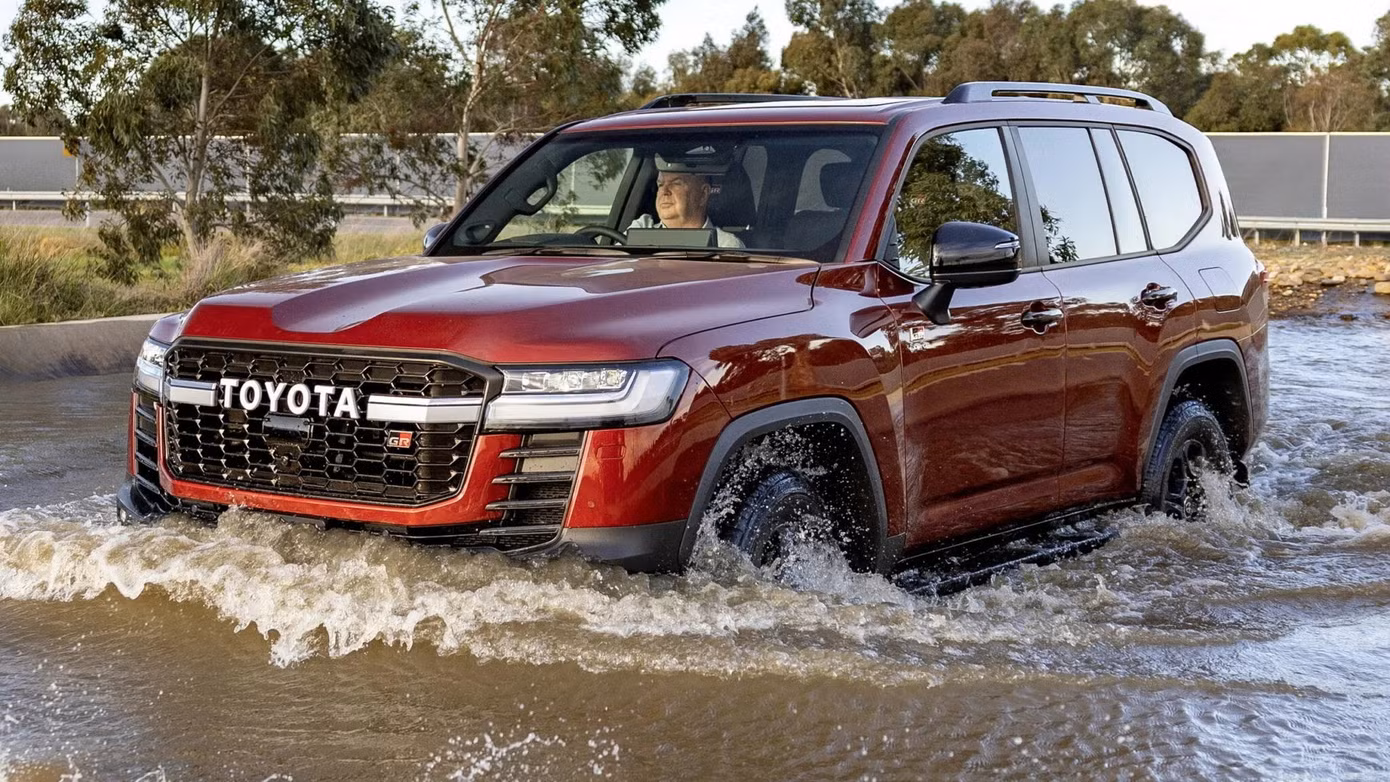 toyota-land-cruiser-300-gr-sport-hybrid-australia-1s-2048x1152.jpg